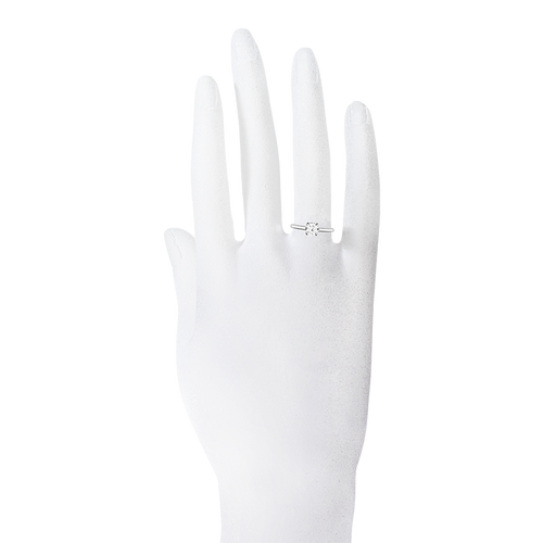 Verlobungsring Berlin in Platin - an Hand