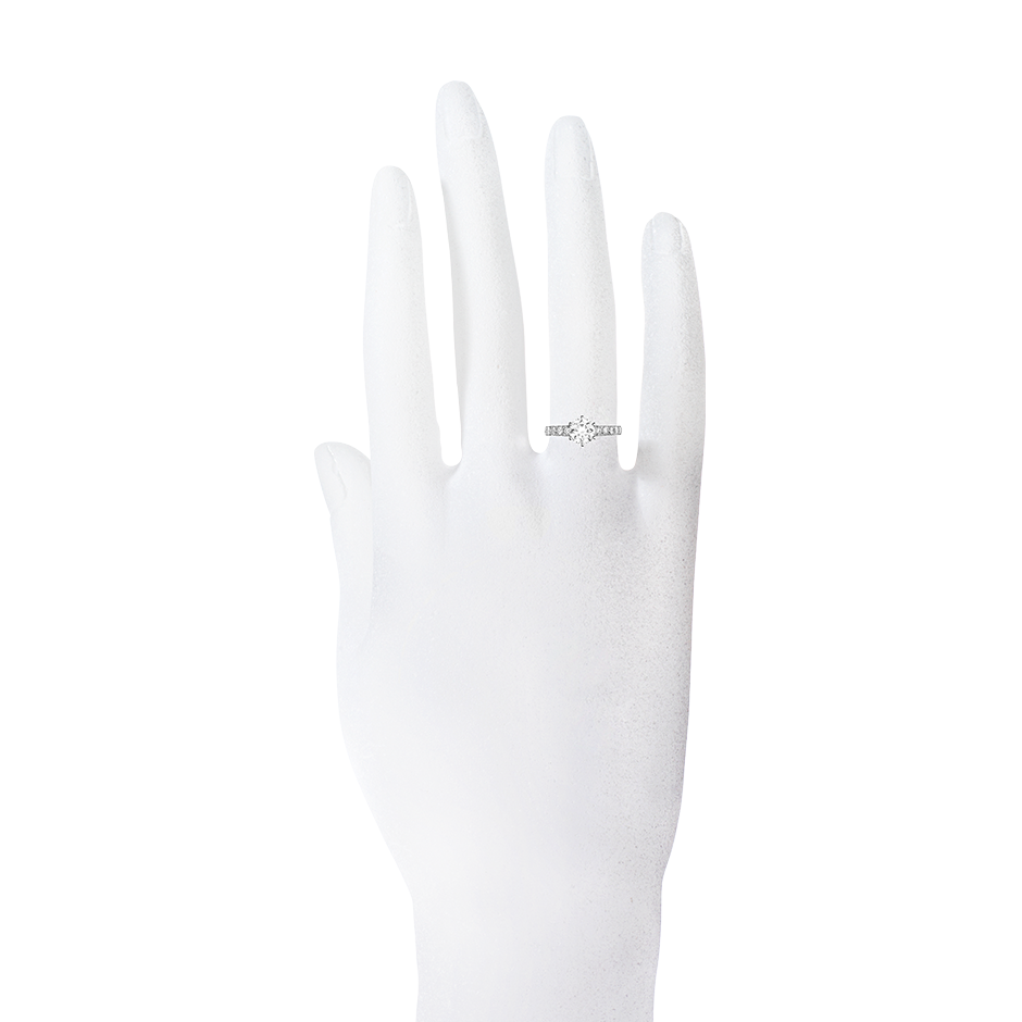 Diamantring Perth in Platin - an Hand