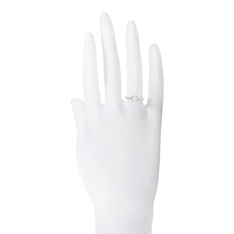 Verlobungsring Berlin in Platin - an Hand